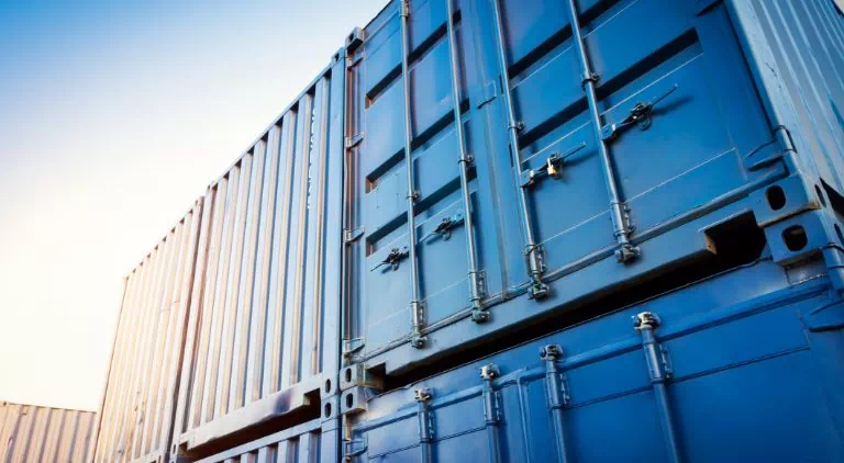 niebieskie kontenery